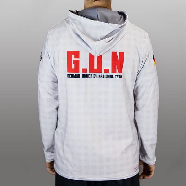 dos d'un homme portant un sweat à capuche gris