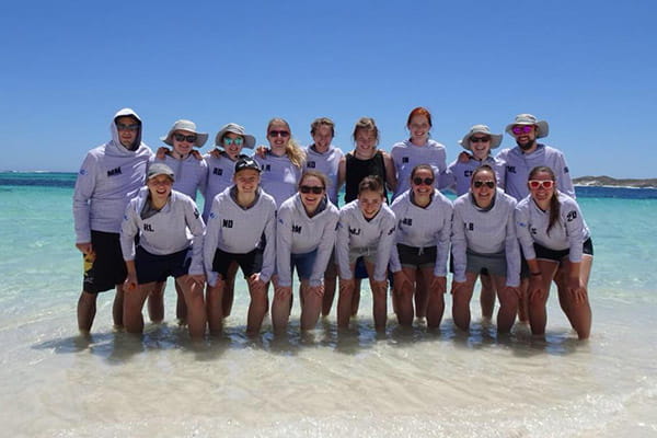 U24 équipe allemande d'ultimate avec les pieds dans la mer