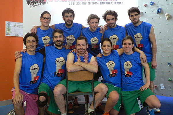 équipe portant des maillots sans manches bleus