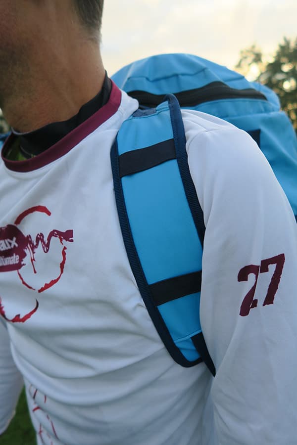 bretelle de sac étanche bleu clair sur une épaule d'homme