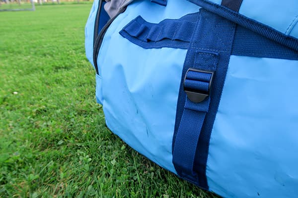 sangles bleues renforcées de sac imperméable bleu clair