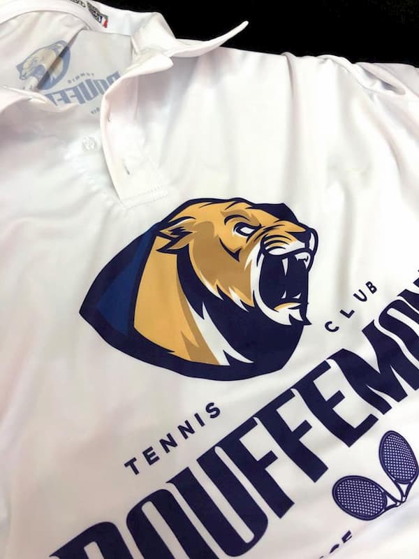 detailled print of sublimated white polo shirt with tennis bouffemont writing