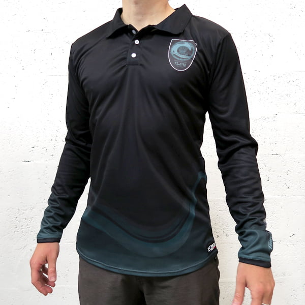 torse d'un homme portant un polo noir à manches longues