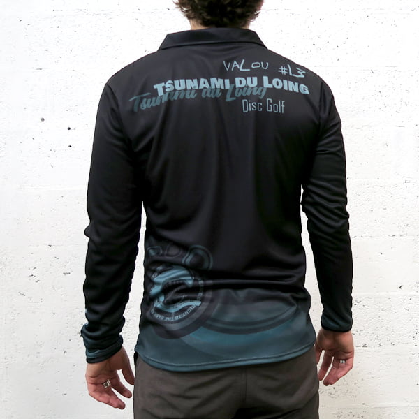 dos d'un homme portant un polo noir à manches longues