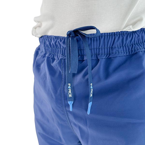Gros plan sur le cordon de serrage à la taille d'un pantalon de sport bleu sublimé