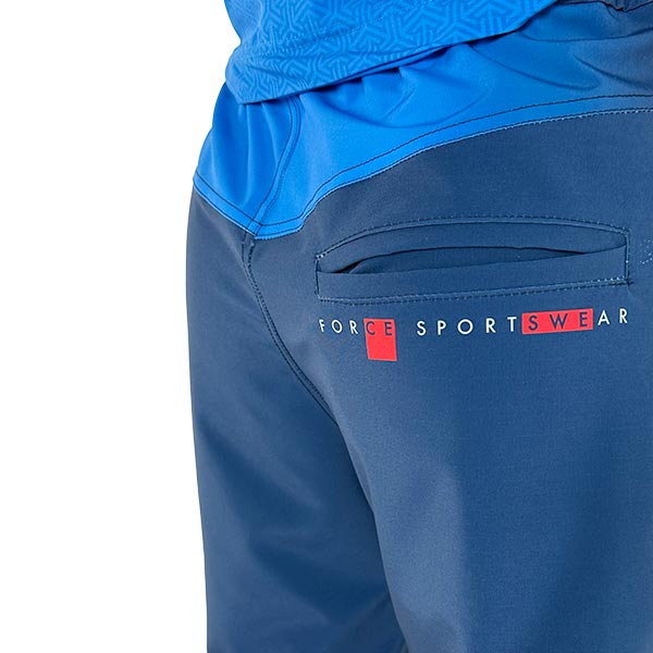 Gros plan sur la poche arrière d'un pantalon de sport bleu sublimé