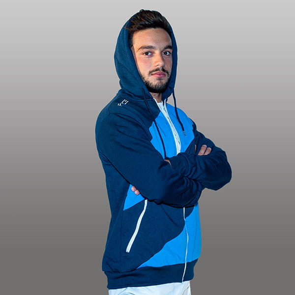 homme vêtu d'une veste à capuche bleu foncé et bleu clair