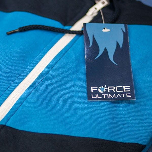 étiquette sur textile rayé bleu foncé et bleu clair avec fermeture éclair blanche