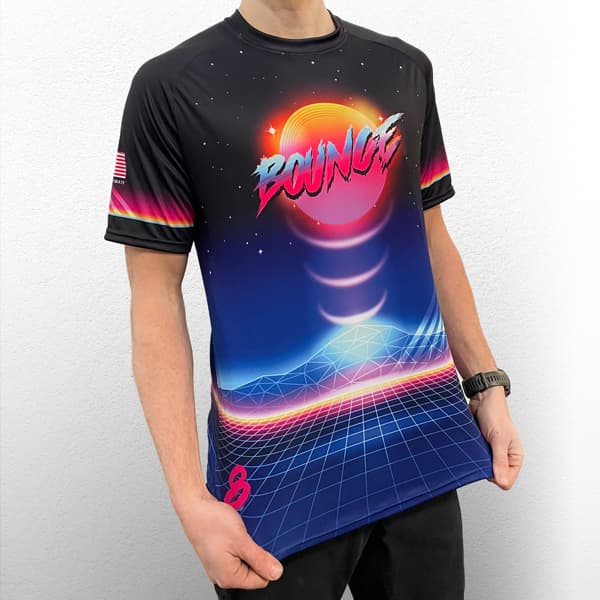 torse d'homme vêtu d'un maillot raglan bleu foncé et rose avec écrit 'bounce'