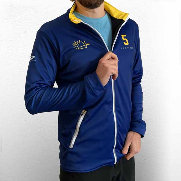 torse d'homme vêtu d'une veste de sport noire à fermeture éclair complète