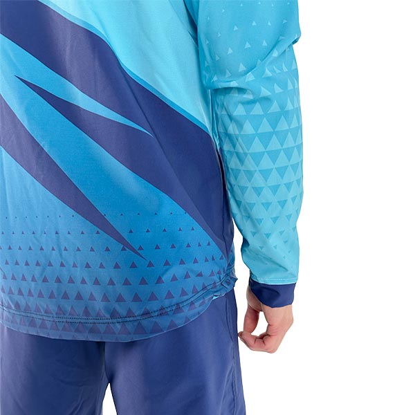 dos d'une personne portant une veste turquoise sublimée