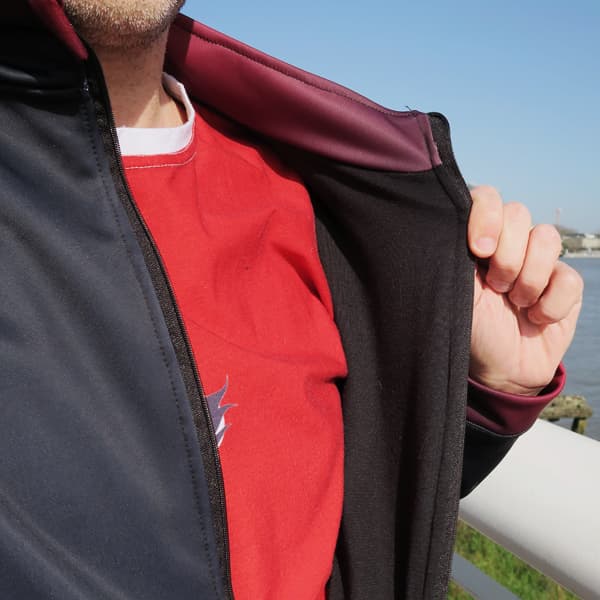 torse d'homme ouvrant sa veste de sport noire