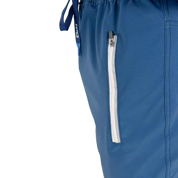 main tenant une veste ouverte pour montrer la couche intérieure