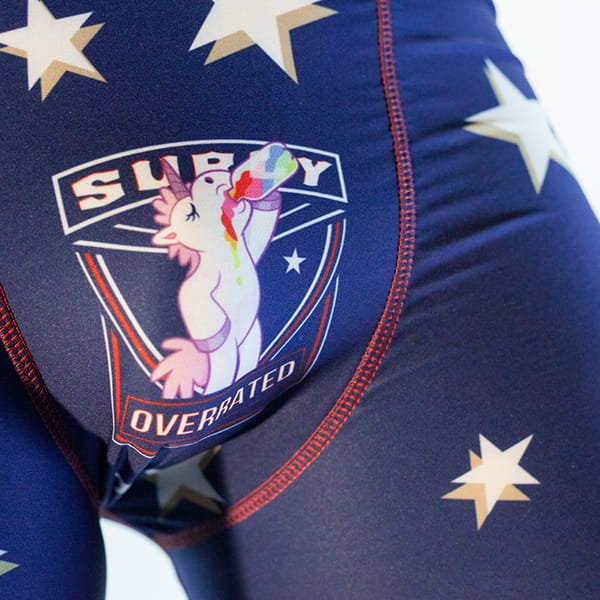 sublimatiedruk van een eenhoornlogo dat een regenboog drinkt