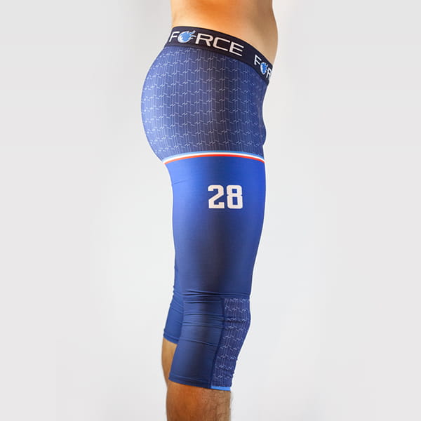 rechter profielaanzicht van de benen van een man die een blauwe panty met Force-riem draagt