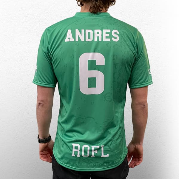 homme de dos vêtu d'un maillot sublimé vert numéro 6