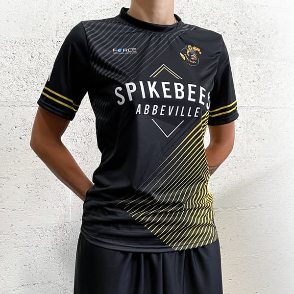 femme portant un maillot de sport ajusté noir et jaune