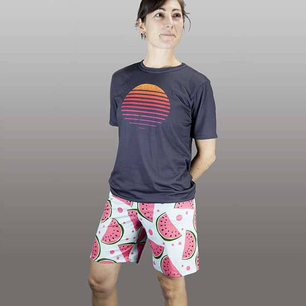 femme souriante portant un long short avec des pastèques et tshirt gris foncé