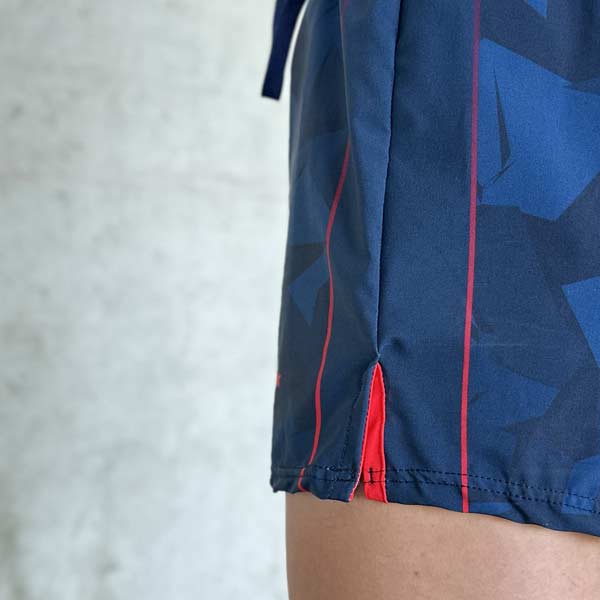 detailled view of the v-cut side of blue shorts
