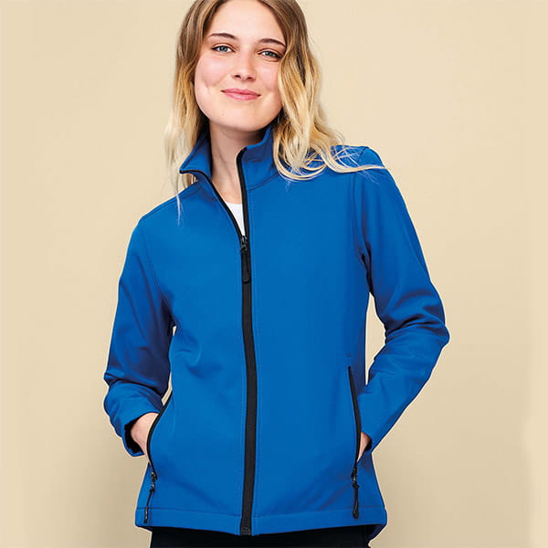 femme blonde portant une softshell bleue