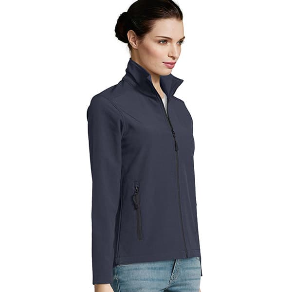 femme portant une softshell grise