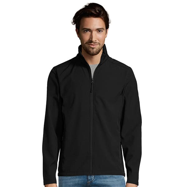 homme portant une softshell noire