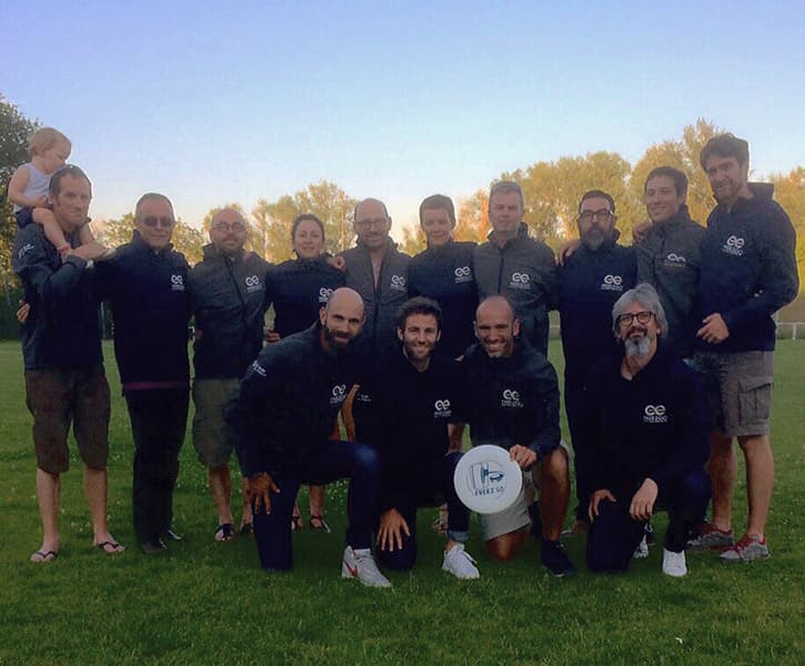 équipe sportive posant sur terrain en herbe portant des softshells