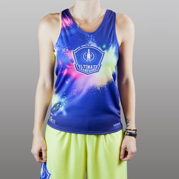 torse de femme portant un débardeur bleu